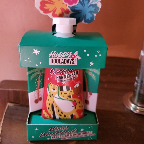 Winter Wonderhands. Hand Cream & Emery Board. 2.53 fl Oz. - Picture 4 of 4